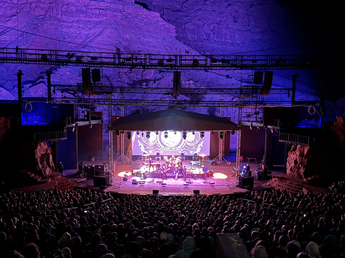 Ivins, UT - what an amazing return to that stage. It may have been cold and windy, but you brought some heat to a sold out Tuacahn Amphitheater. Thank you and goodnight from KANSAS!!

Belton, TX - we will see you next Saturday night!!