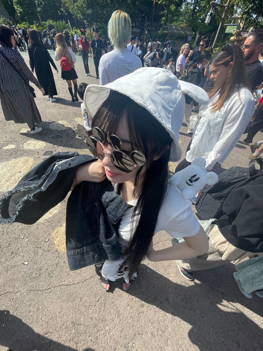 こんにちは、皆さんお元気ですか？
おいらは今日も労働に明け暮れている24歳引きこもり社畜です。
気が向いたので早めの生存報告きました。
ディズニー行った時の写真です。
ノーマルカメラが1番綺麗に撮れるって事を幼馴染に教え込まれた。
でも絶対に光はたくのよ。

#自撮り界限