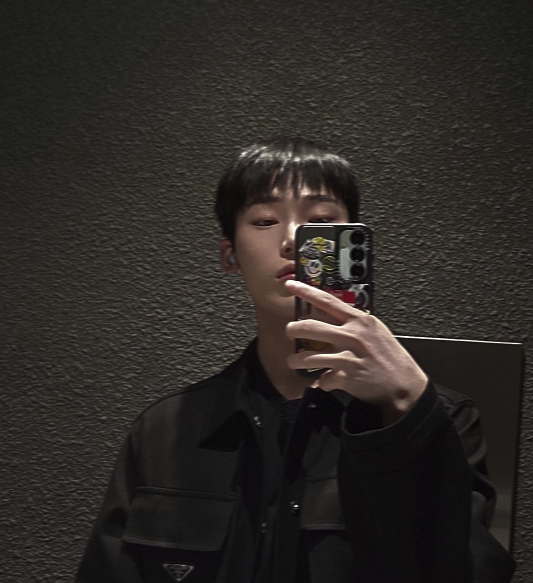 HELL YEAH HE LOOKS SOOOO GOOD