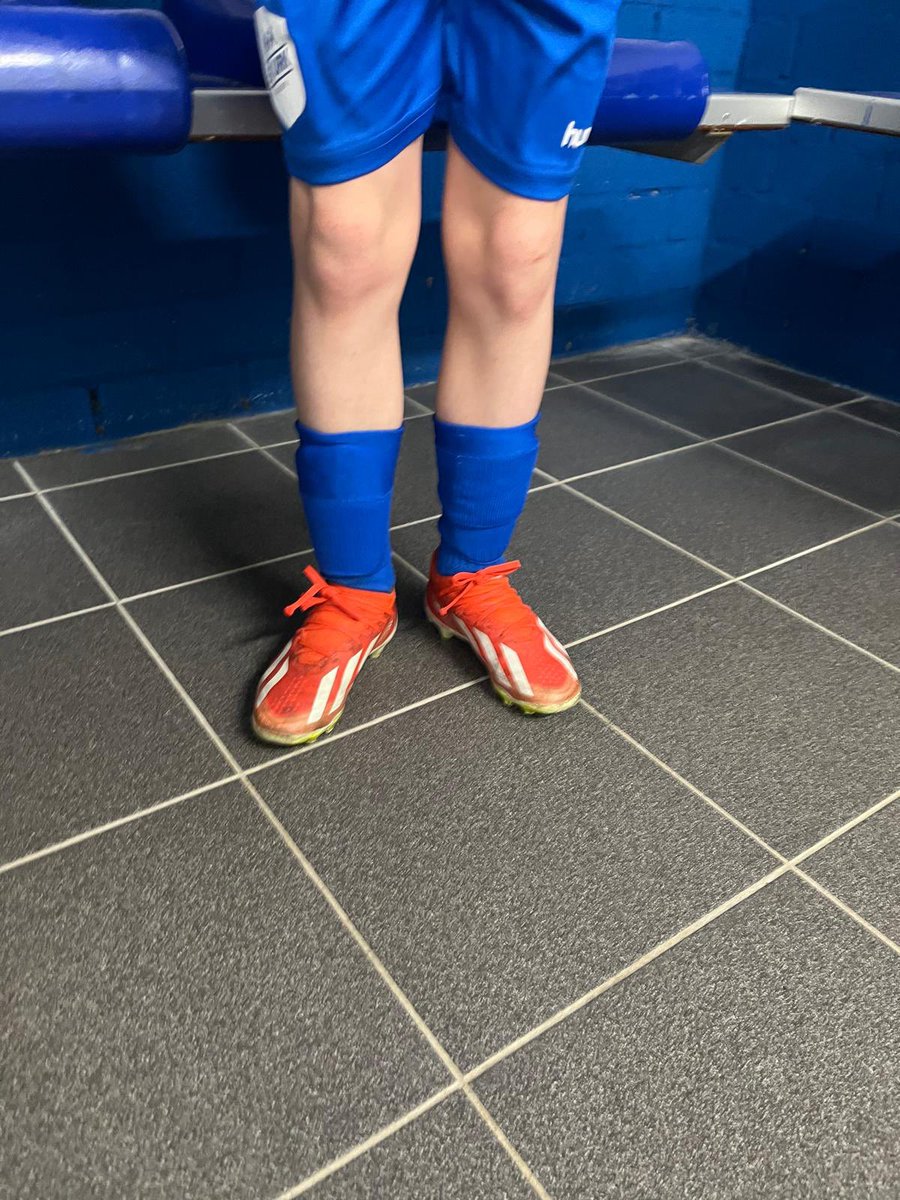 Nou had ik die gekleurde schoenen net verwerkt , komt ie weer met wat nieuws aan. What is next 😂😂