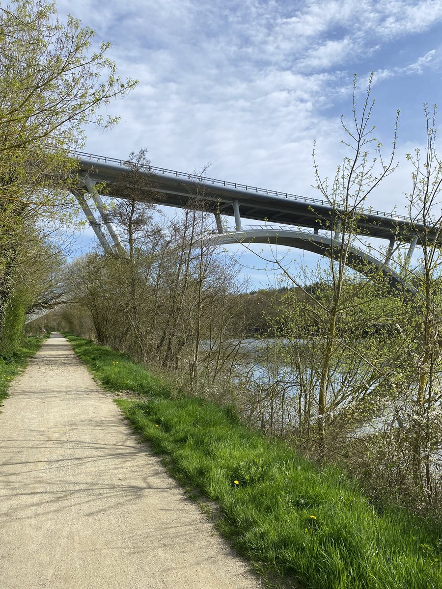 Ma dernière ligne droite vers le Carré, pour conclure cette itinérance au bord de la Mayenne, où je vais croiser un boulanger, un fabricant d’accordéons et une vache très particulière. Bonne écoute !
 shows.acast.com/62063a74b5f15c… via <a href="/acast/">Acast</a>