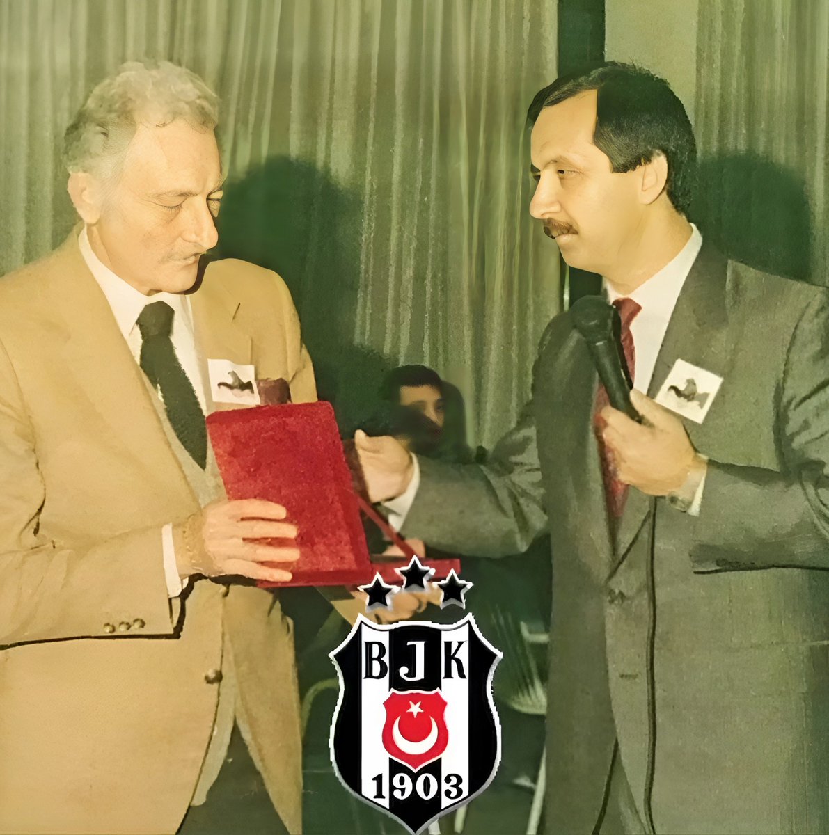 1989 yılında gerçekleştirilen Genç Beşiktaşlılar Grubu Gecesi'nden.. Kurucu Başkanımız Koray Büyükasar ile BJK Başkanımız Süleyman Seba.