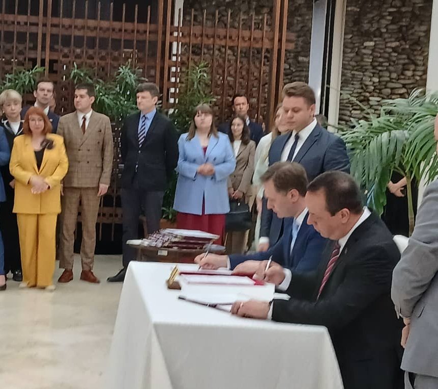 ⚕Participamos hoy🗓 en la  XXII Sesión de la Comisión Intergubernamental Rusia-Cuba .
📍En el fructífero encuentro se firmó acuerdo para ampliar la cooperación en Salud, atención médica y ciencia. Fortaleciendo la colaboración entre ambas naciones🇷🇺🇨🇺.
#CubaPorLaVida