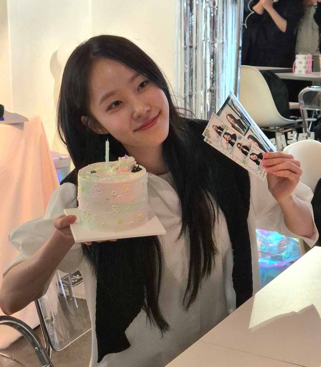 bobobo_s2's tweet photo. 내 원빈님이 너무 아름다워...
온 세상 사람들이 채원빈의 생일을
축하해주길...💕 https://t.co/eFqRGuAMTf