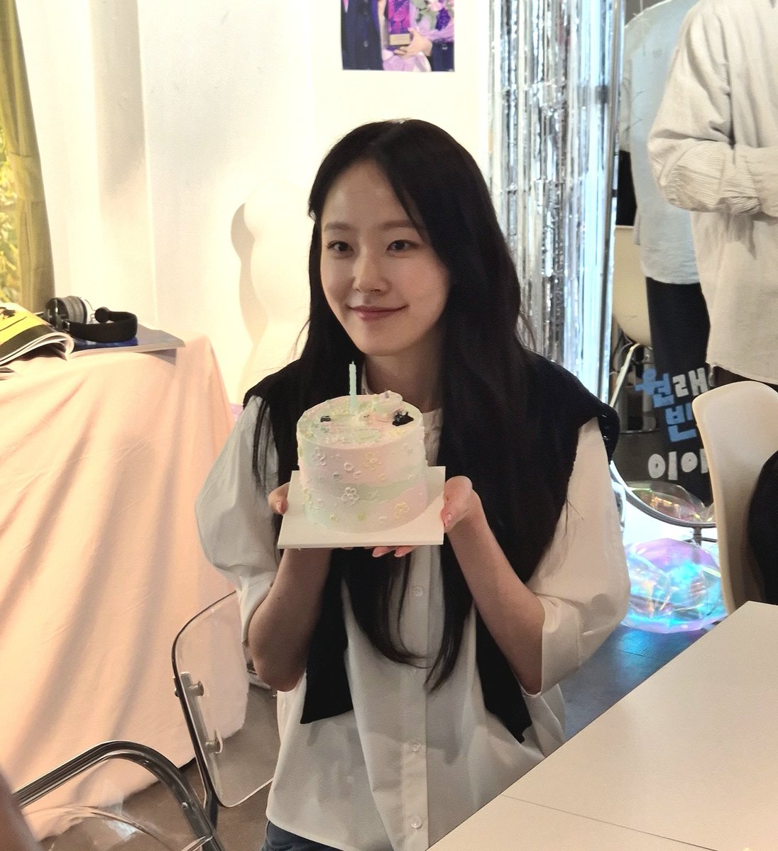 bobobo_s2's tweet photo. 내 원빈님이 너무 아름다워...
온 세상 사람들이 채원빈의 생일을
축하해주길...💕 https://t.co/eFqRGuAMTf