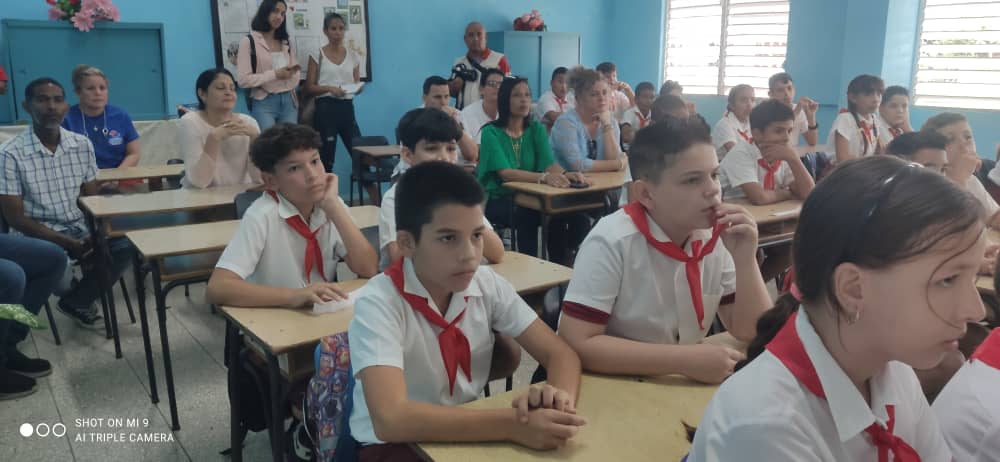 Debaten pioneros espirituanos proyecto de ley del Código de la Niñez, Adolescencias y Juventudes. Sus criterios y sugerencias siempre se tendrán en cuenta. <a href="/AlexisLorente74/">Alexis Lorente Jiménez</a> , <a href="/DeivyPrezMartn1/">Deivy Pérez Martín</a> ,<a href="/DiazCanelB/">Miguel Díaz-Canel Bermúdez</a> ,<a href="/DrRobertoMOjeda/">Dr. Roberto Morales Ojeda</a> , <a href="/naimatrujillob/">Naima Ariatne Trujillo Barreto</a>, #SanctiSpíritusEnMarcha
