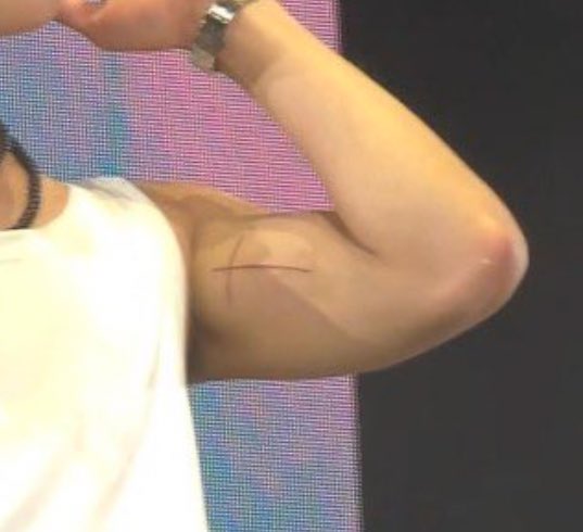 wonudupe's tweet photo. JOSHUA HONG OHMYGOD IS THAT A NEW TATTOO???? https://t.co/nCQXlaKwN7