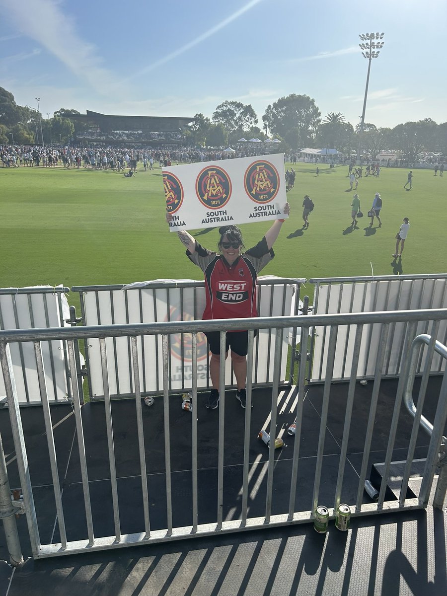 RedbackJim's tweet photo. Getting ready for this time last week tweets!
#RedbacksOnTheAttack
#ShieldGlory
#ItsComingHome https://t.co/Cdhdub4pR7