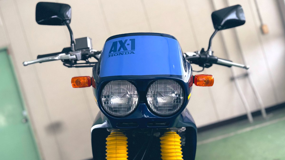 redbaron_BIKE's tweet image. ホンダ　AX-1

セル始動の249cc水冷DOHC単気筒エンジンにアルミキャストホイール＋チューブレスタイヤという、ありそうでなかった組み合わせで、街中から林道まで自由自在に走れるモデル。
2灯式ヘッドライトで個性を主張でき使い勝手も非常に良い、知る人ぞ知る本当に良いバイクなんです🎵

＃AX1