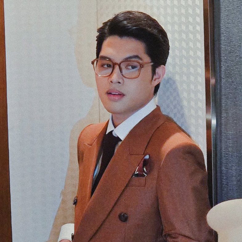 i just know that orange and brown hues suits elijah canlas soooo well. and oh that specs too 🙂‍↕️
