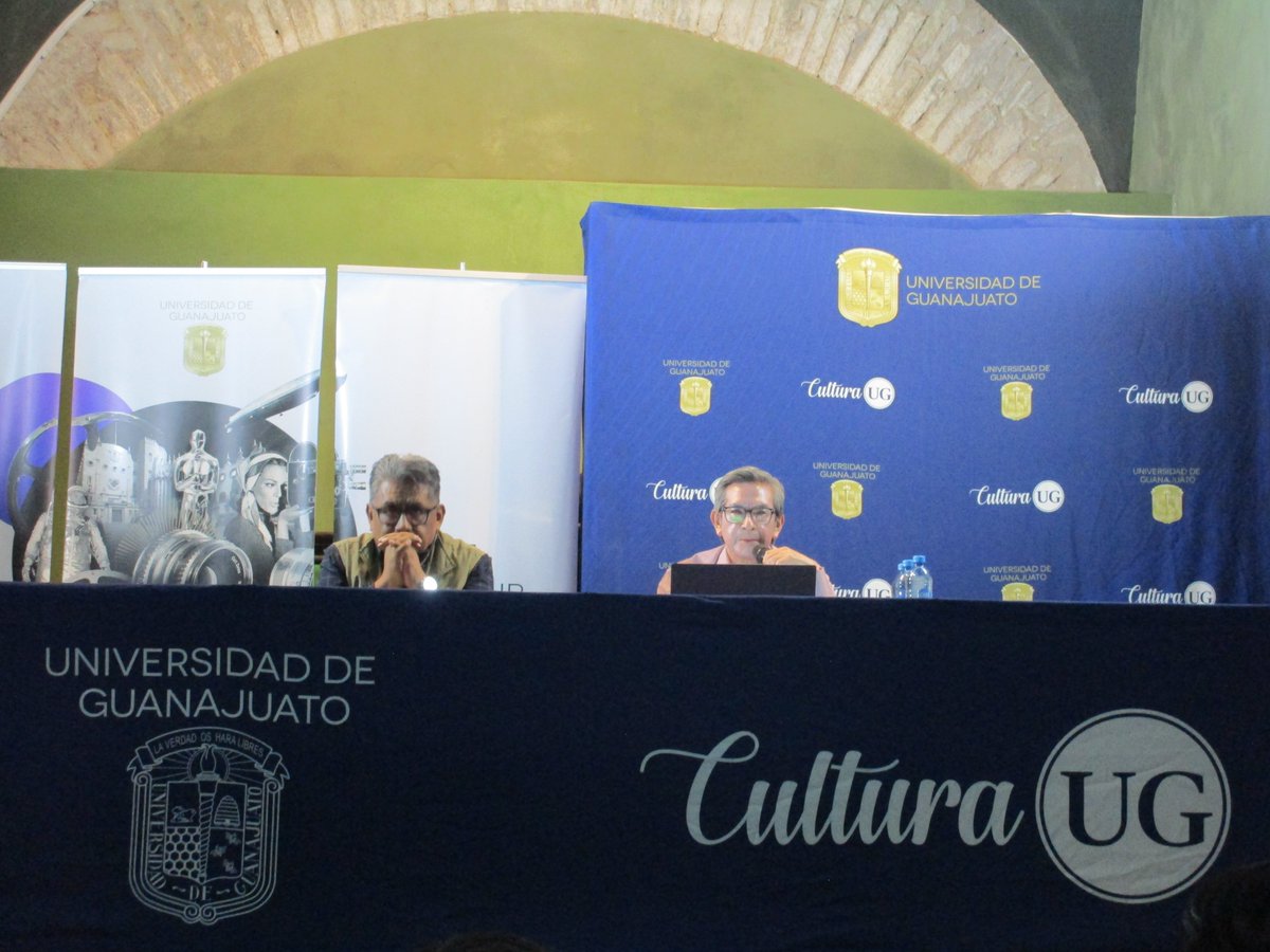 Hoy se realizó con éxito la conferencia magistral: "Retos del periodismo cultural: una mirada hacia el futuro", impartida por José Luis Martínez S., director de <a href="/SCLaberinto/">Laberinto - MILENIO</a>. Presentó: Jesús Alejo Santiago. En el marco del 4o Encuentro de Periodismo Cultural,  <a href="/UdeGuanajuato/">Universidad de Guanajuato</a>.