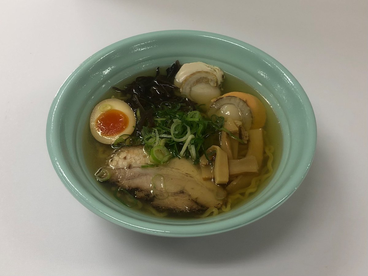 cream_cast's tweet photo. ２週目を迎えた、京王百貨店新宿店の春の大北海道展。今日は鶏soba KAMOSHIさんの「北海道産ホタテと特製煮干しの鶏塩ラーメン」をいただきました。

#KAMOSHI
#春の大北海道展
#京王百貨店 #新宿 https://t.co/L6dW7mMD4E