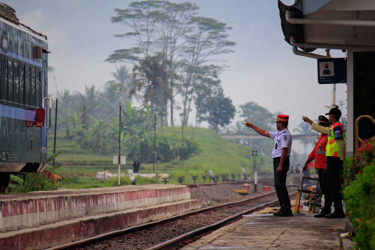 Ppka ,pjl dan Pengaman stasiun Tunjuk sebut semboyan 21, Memastikan Rangkaian dari lokomotif sampai Akhir rangkaian/Kumplit dan Aman@KAI121 <a href="/keretaapikita/">Kereta Api Kita</a> <a href="/argothrottle/">Argo Throttle</a> <a href="/jurnalrailfans/">Jurnal Railfans Media</a> <a href="/semboyan35com/">semboyan35™ Indonesian Railfan</a> <a href="/instrail_id/">Instrail</a> <a href="/garut_railfans/">Garut Railfans</a> <a href="/asmaraism/">Asmara</a> <a href="/mas_didiek/">Didiek Hartantyo</a> <a href="/kabarpenumpang/">KabarPenumpang</a>