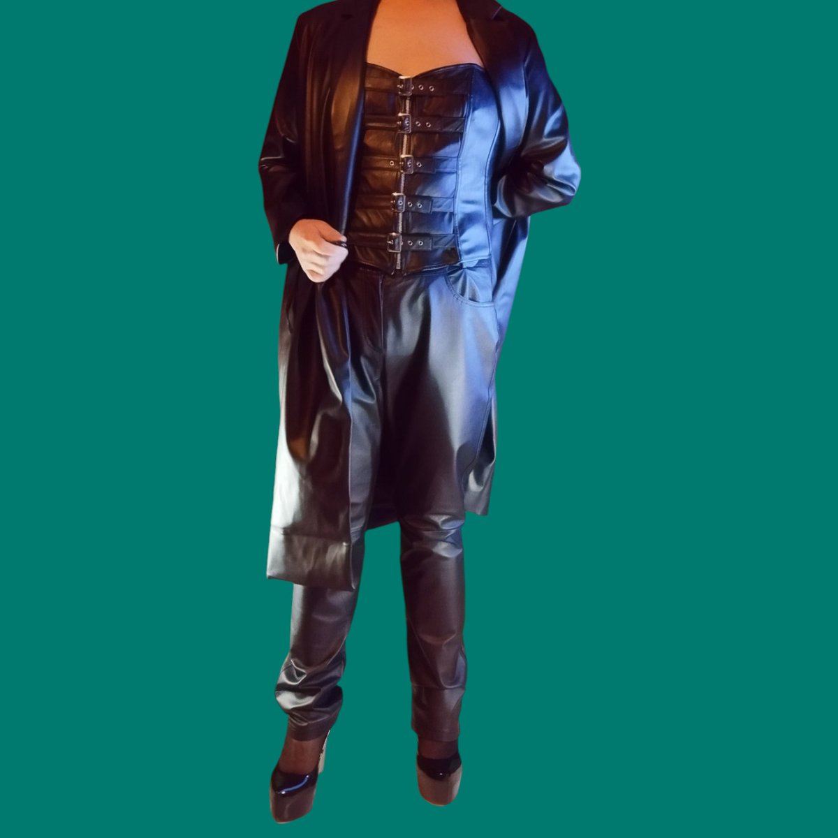 12_centimetres's tweet image. #impermeable
#pantalon
#bustier
#cuir
#100%cuir
#collants 
#escarpins
#plateforme
#16cm