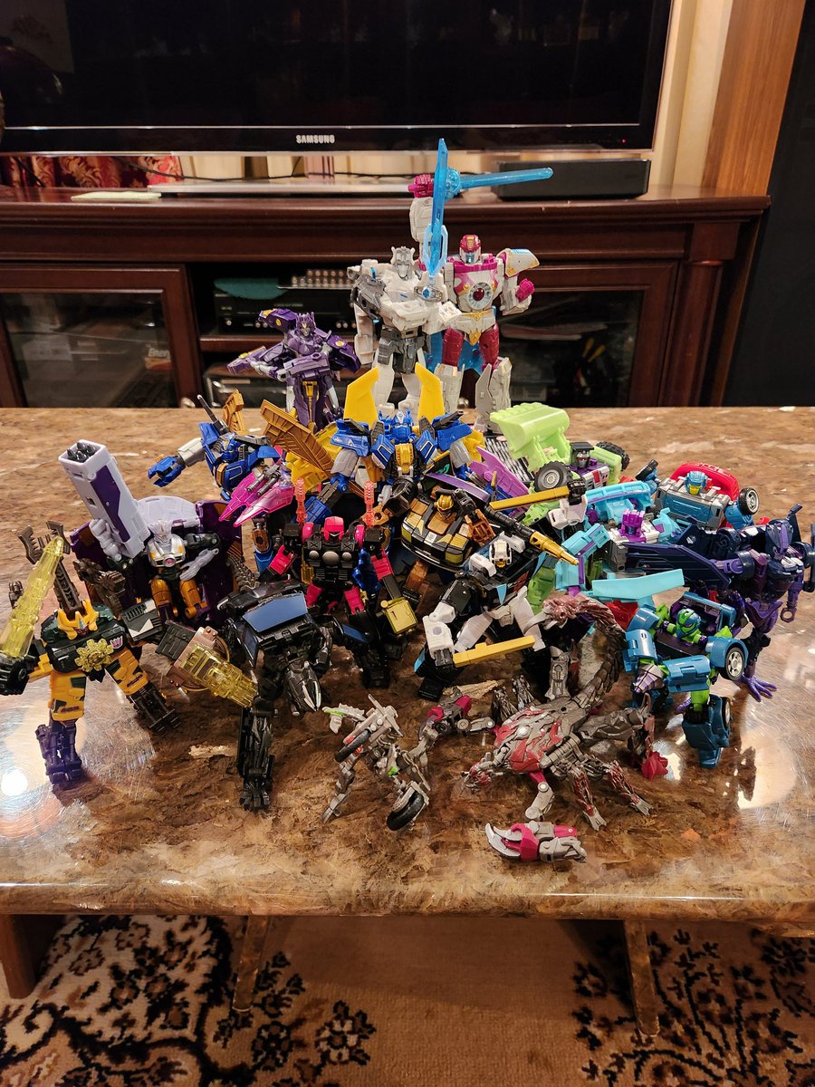 TurdEmpeor's tweet photo. Any thoughts on Decepticon Femboys? BTW here's some figures I got over my spring break. #jobbyfailbox https://t.co/MNKm1Emqr2