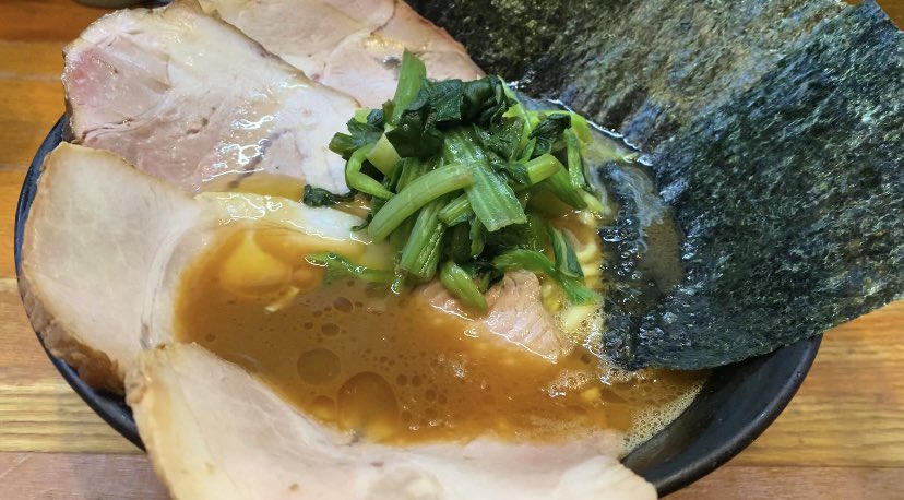 muu_toeicer's tweet image. うますぎて頭わるくなりそうです…🍜
やはり吉村家直系店は別格！

そして塊チャーシューを買うお客さんへのおやっさんのアツい説明を間近で聞けました笑
やはり自分の仕事に自信がある人はカッコいい。
#末廣家 #家系ラーメン #英語垢ラーメン部