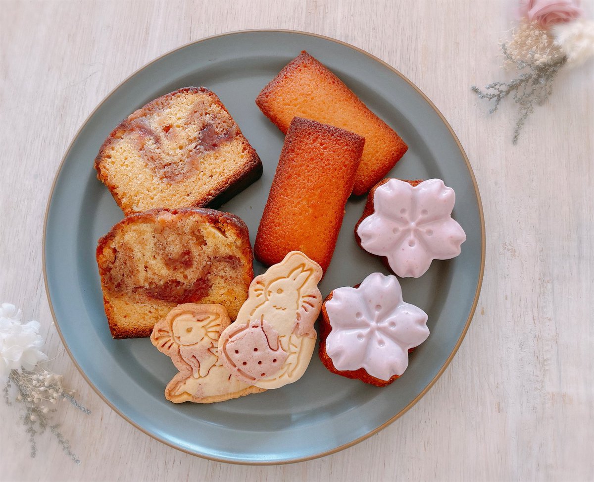 Lapin_komeko's tweet photo. 春のお菓子セット
ネット販売中です🌸

・いちごのパウンドケーキ×2
・桜といちごのマドレーヌ×2
・フィナンシェ　　　　　×2
・うさぎさんクッキー　　×2

他にも、うさぎさんのクッキー缶や
レモンマドレーヌなども☺️💓 https://t.co/ZN7JE1RWpA