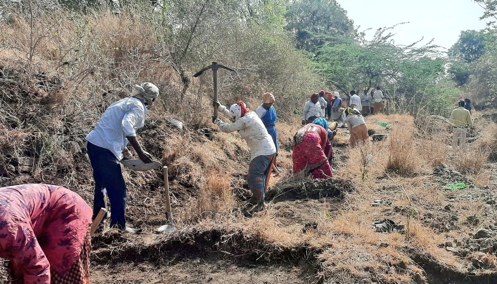 MGNREGA KALABURAGI (@mgnregazp) on Twitter photo ಬಿಸಿಲಿನ ತಾಪಮಾನ ಏರಿಕೆಯಾದ ಕಾರಣ ಕಲಬುರಗಿ ಹಾಗೂ ಬೆಳಗಾವಿ ವಿಭಾಗದಲ್ಲಿ ನರೇಗಾ ಯೋಜನೆಯಡಿ ಕೆಲಸ ನಿರ್ವಹಿಸುತ್ತಿರುವ ಕೂಲಿ ಕಾರ್ಮಿಕರಿಗೆ ಎಪ್ರಿಲ್ ಮತ್ತು ಮೇ ಮಾಹೆಗಳಲ್ಲಿ ಶೇ.30 ರಷ್ಟು ಕೆಲಸದ ಪ್ರಮಾಣದಲ್ಲಿ ರಿಯಾಯಿತಿ ನೀಡಲಾಗಿದೆ.
<a href="/PriyankKharge/">Priyank Kharge / ಪ್ರಿಯಾಂಕ್ ಖರ್ಗೆ</a>
<a href="/CommrMGNREGSK/">Commissioner, MGNREGS Karnataka</a>
<a href="/CEOZPKalaburagi/">CEO ZP Kalaburagi</a>
<a href="/DCKalaburagi/">DC Kalaburagi</a>
@Kalaburgivarth
<a href="/MgnregsK/">MGNREGS KARNATAKA</a> ಬಿಸಿಲಿನ ತಾಪಮಾನ ಏರಿಕೆಯಾದ ಕಾರಣ ಕಲಬುರಗಿ ಹಾಗೂ ಬೆಳಗಾವಿ ವಿಭಾಗದಲ್ಲಿ ನರೇಗಾ ಯೋಜನೆಯಡಿ ಕೆಲಸ ನಿರ್ವಹಿಸುತ್ತಿರುವ ಕೂಲಿ ಕಾರ್ಮಿಕರಿಗೆ ಎಪ್ರಿಲ್ ಮತ್ತು ಮೇ ಮಾಹೆಗಳಲ್ಲಿ ಶೇ.30 ರಷ್ಟು ಕೆಲಸದ ಪ್ರಮಾಣದಲ್ಲಿ ರಿಯಾಯಿತಿ ನೀಡಲಾಗಿದೆ.
<a href="/PriyankKharge/">Priyank Kharge / ಪ್ರಿಯಾಂಕ್ ಖರ್ಗೆ</a>
<a href="/CommrMGNREGSK/">Commissioner, MGNREGS Karnataka</a>
<a href="/CEOZPKalaburagi/">CEO ZP Kalaburagi</a>
<a href="/DCKalaburagi/">DC Kalaburagi</a>
@Kalaburgivarth
<a href="/MgnregsK/">MGNREGS KARNATAKA</a>