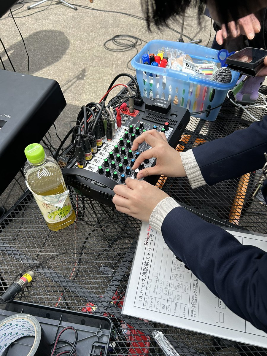 JROHTSULIVE's tweet photo. 今回はあえてYamaha Stagepas600BTのみでストリートLiveを行っております。当然、部員がオペ! 手慣れたものです♪
#けいおんストリートLive
#stagepas https://t.co/RUTBOeNjcB