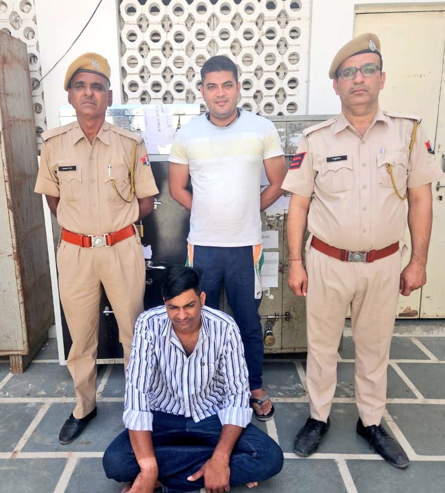 NagaurPolice's tweet photo. #NAGAURPOLICE
#PS मेड़तासिटी:- 

डीएसटी टीम मेडता के सहयोग से एक आरोपी रामफुल उर्फ मनफुल को #गिरफ्तार कर उसके कब्जे से 76 ग्राम एम.डी.एम.ए. तथा 01 लाख रूपये नकद बरामद किये गये एवं परिवहन हेतु प्रयुक्त वाहन कार भी जब्त।

@IgpAjmer
@DineshMNIPS1
@PoliceRajasthan https://t.co/48mX0oniWK