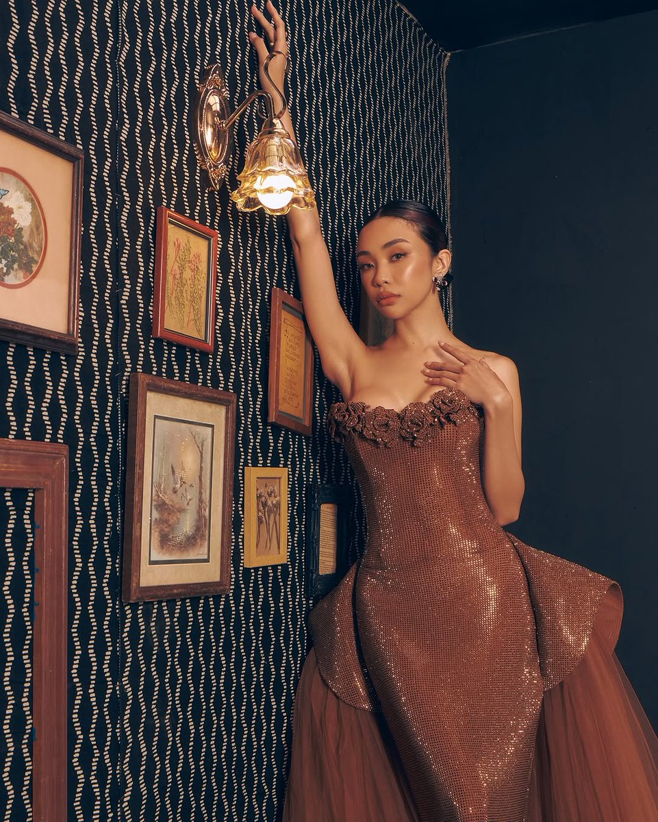 ABSCBNNews's tweet photo. AMAKABOGERA 'YAN! ✨🔥

Kapamilya artist Maymay Entrata looks stunning as she wears Michael Cinco featuring a glimmery form-fitting gown to the #ABSCBNBall2025. #BrightestTogether

(📷: Alan Segui via Maymay/Instagram)

Related: https://t.co/KnbGeF6A0m https://t.co/yqRII2X3AU