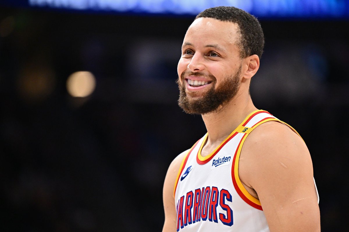 GameOnSteph_'s tweet image. Stephen Curry in April 2025 so far:

42 PPG 
6 APG
5 RPG

3 STKS
7.7 3P PER GAME
72% TS 🔥

Playoffs couldn’t come sooner 🤫