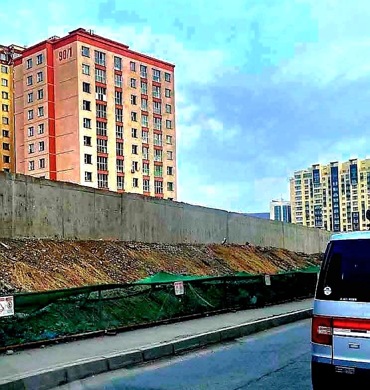 Дундуураа урсах голоо шоронд хийсэн дэлхийн анхны хотоор Улаанбаатар шалгарлаа.Энэ өндөр хашаан дээгүүр нь өргөст тор татаад харуулын цамхаг байрлуулчихвал ч. Хашаанаас гадагш урсаж оргох гэж оролдвол шууд газар дээр нь буудаж муудаад? Элгийн2 юм их үзхийм шиг байна доо хэдүүлээч