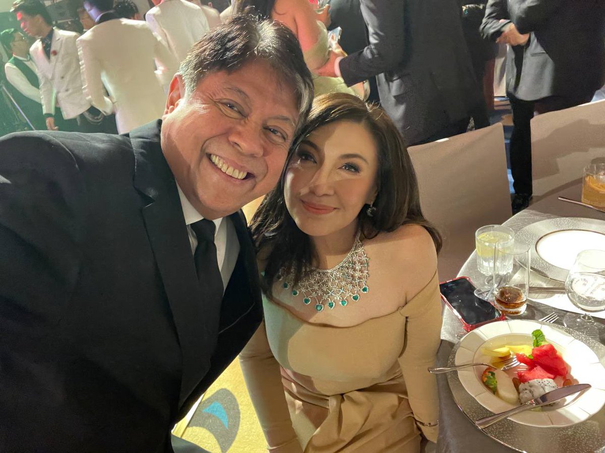 kikopangilinan's tweet photo. Noong bata pa ako, pinangarap kong maging astronaut 👨‍🚀 pero mas maswerte ako dahil napangasawa ko ang nag-iisang Megastar! 😍💚  

Proud husband moment sa kauna-unahang ABS-CBN Ball ng aking sweetheart na si Sharon! 🥰

Maraming salamat sa pag-imbita sa amin at masaya tayong nakasama ang ating mga kaibigan sa industriya!