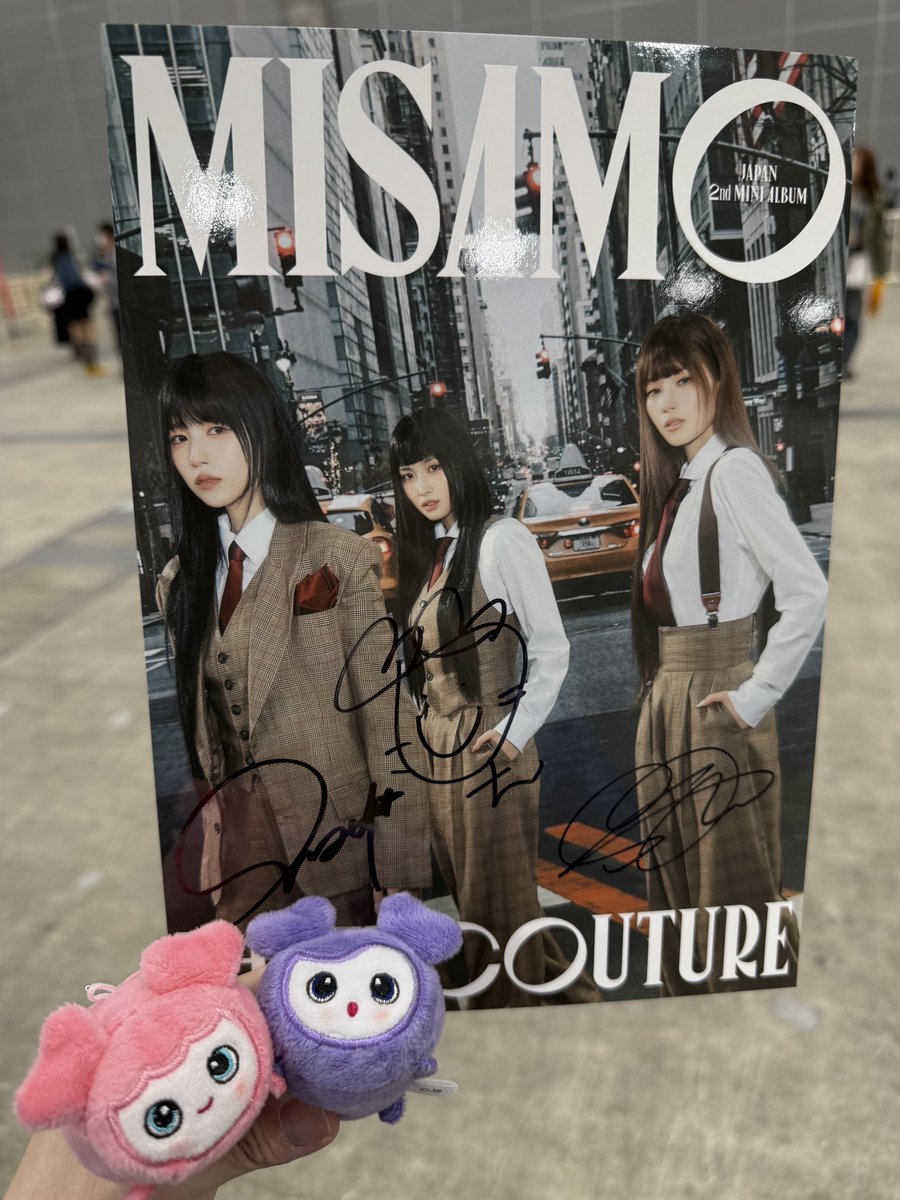 sandy961109's tweet photo. 4/5 MISAMO簽名會後記

因為開始前有成員會出來跟大家打招呼
建議能早去就去
站在第二排超級近…三隻根本美到不像人類
話說昨天有看到日飯分享順序是MOSAMI
但看到第一個是平井桃還是馬上當機…
體感大概一個人十秒 
因為簽完會一直被工作人員推
建議想個一兩句就好不然會當機 https://t.co/eSBYCFmfQn