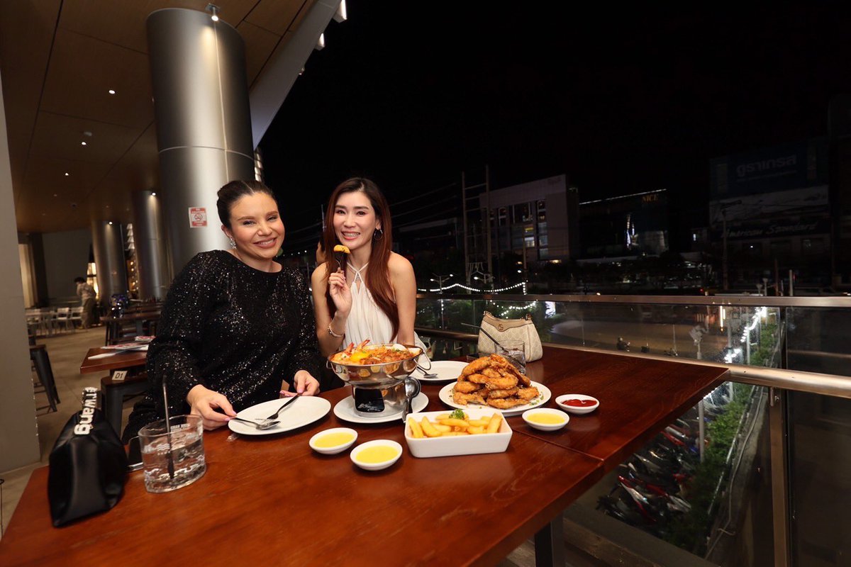 TripleclickTH's tweet image. Design Village Ratchada (ดีไซน์วิลเลจ รัชดา) ทำถึง !!
ผนึก BREWAVE   อัปความสุขกลุ่มคนทำงานแบบจัดเต็ม ค่ำคืนวันศุกร์   FRIYAY ! NIGHT พาเหรดคนดังสายบันเทิงตอกย้ำความสนุกสุดขั้ว คึกคักในย่านรัชดา  

#DesignVillage #FriYaYNight  #DesignVillageRatchada  #ดีไซน์วิลเลจรัชดา…