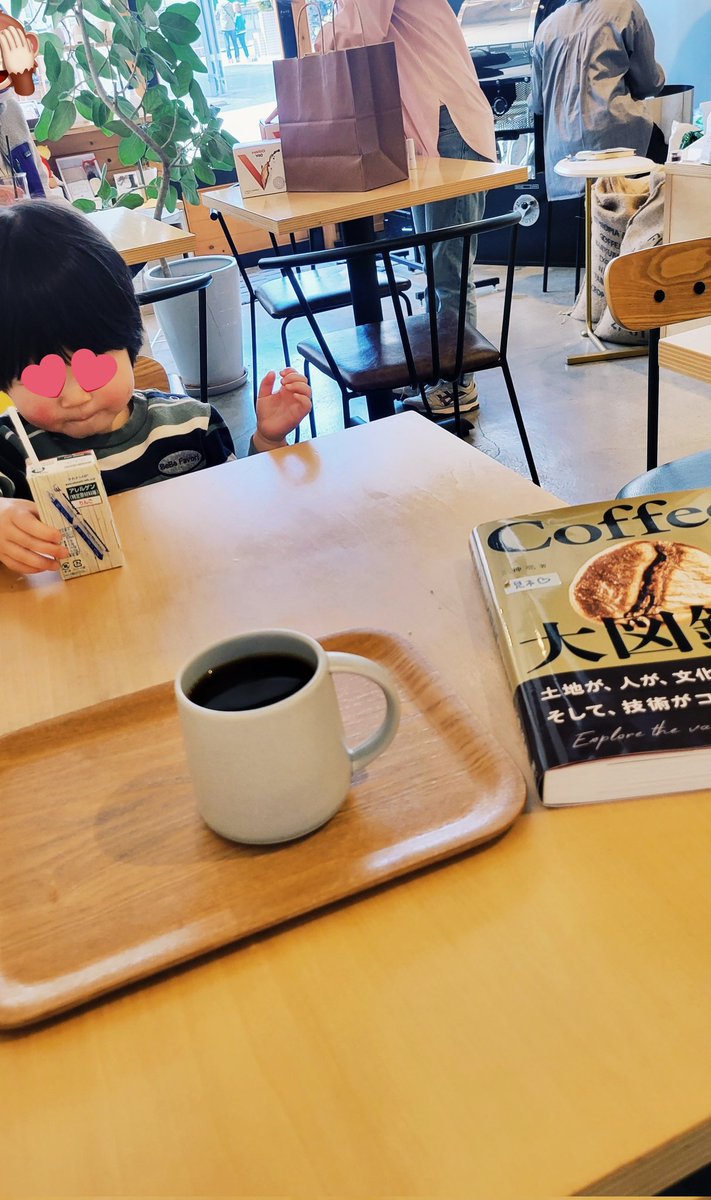 Asumo66724493's tweet photo. 娘と2人dayなので@RoastDesign で朝からコーヒータイム☕見本品で見せていただいた「Coffee大図鑑」がすごすぎて帰りに購入。春も楽しくコーヒーと読書！ https://t.co/KDAQ3l2bfu