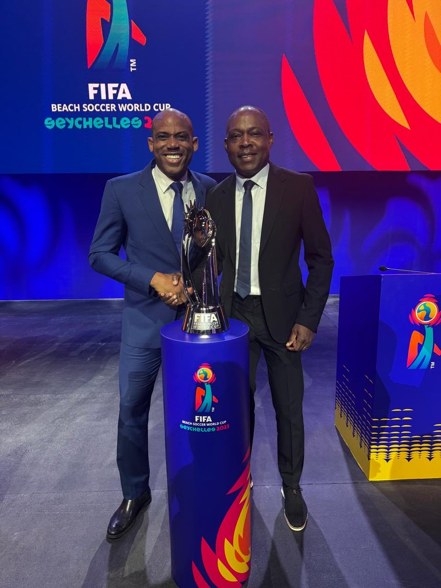 KalushaPBwalya's tweet image. Great to see my brother & #Legend #SundayOliseh FIFA #BeachSoccerWC #Seychelles 🇸🇨