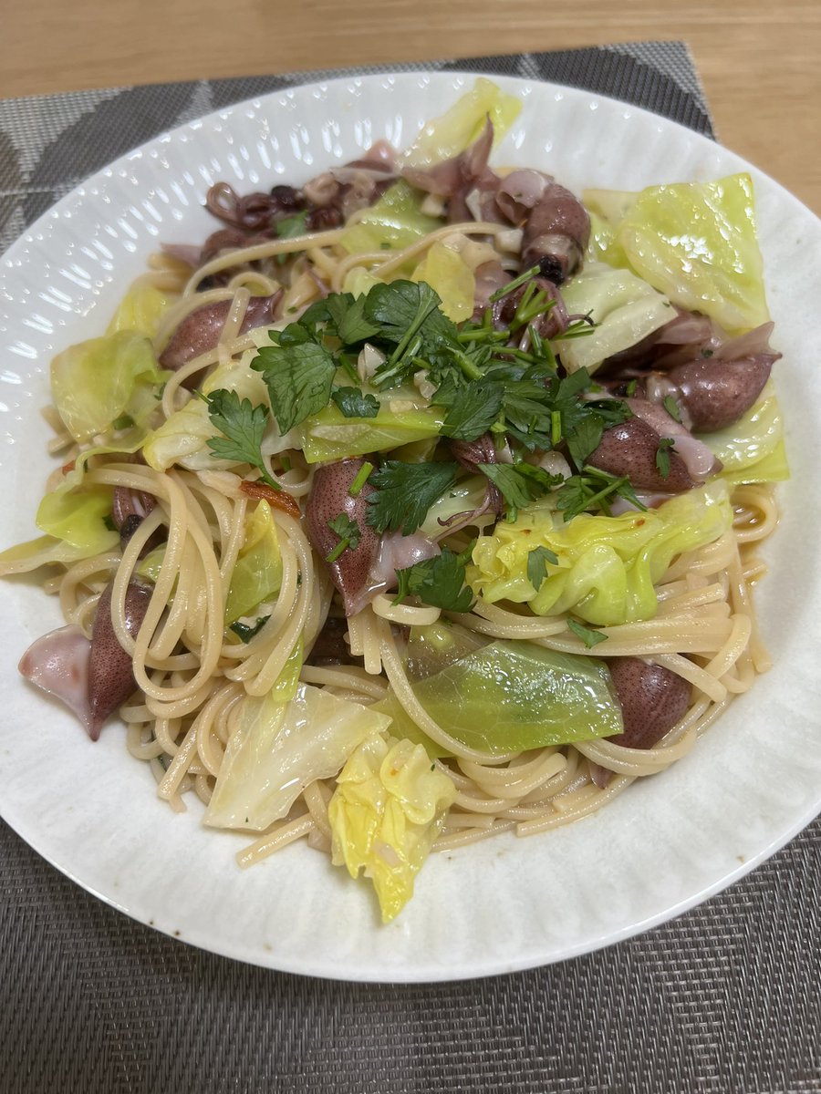 kumaxsh's tweet photo. たまの土曜休みに作った昼食
ホタルイカと春キャベツのパスタと
鳥のトマトソース煮込み(カチャ��ーラ風) https://t.co/vi69beNGew