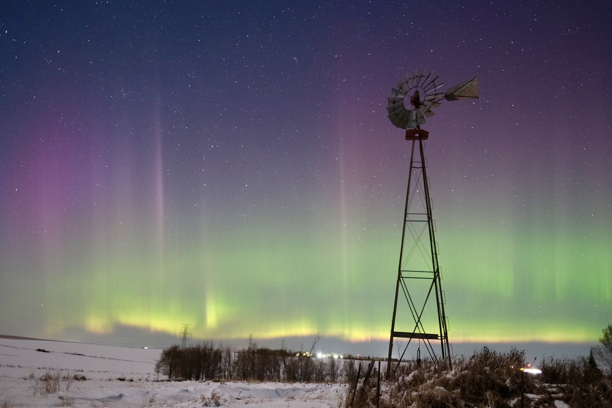 prairiejournal's tweet photo. Haven’t seen that for awhile — purple fringing on the lower altitudes of the northern lights. Caused by a reaction with nitrogen. Quite the treat. Taken at 10:55 a.m. on Friday, April 4 during a decent substorm, 15 miles north of Bismarck, N.D. https://t.co/gHBZL84JX7