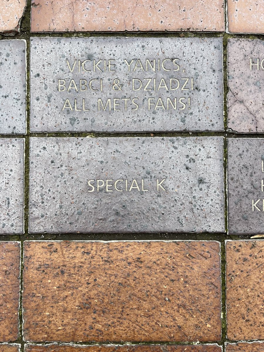 SpecialKLevy's tweet image. It was a good day! Tapped the plaque and brick for good luck and guess what? 😉🙌🏼. @Mets @20Hojo #LGM 🇺🇸⚾️💙🧡