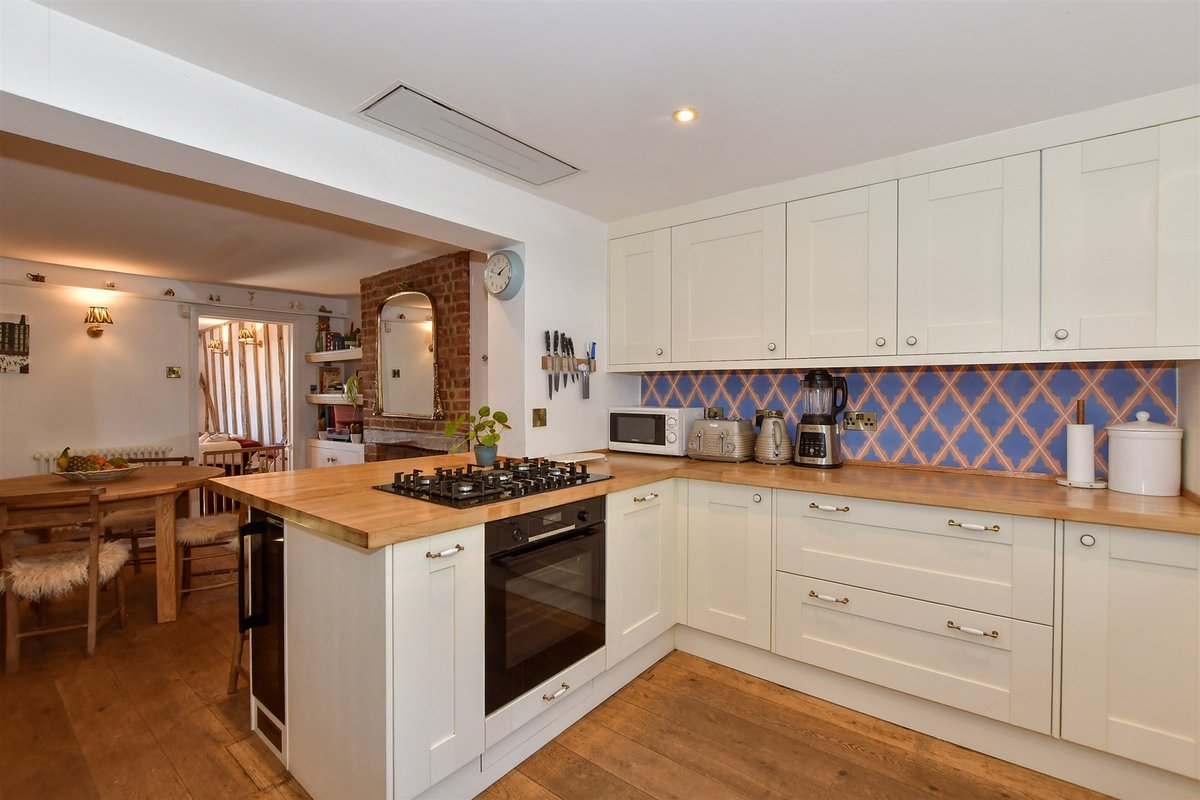 🏡 3 Bedrooms | Maidstone, Kent

This character filled terrace house is found in the semi-rural village of Hollingbourne and boasts an open plan kitchen diner leading to a large garden with direct access to the north downs!

👉 ow.ly/snpf50Vru3X