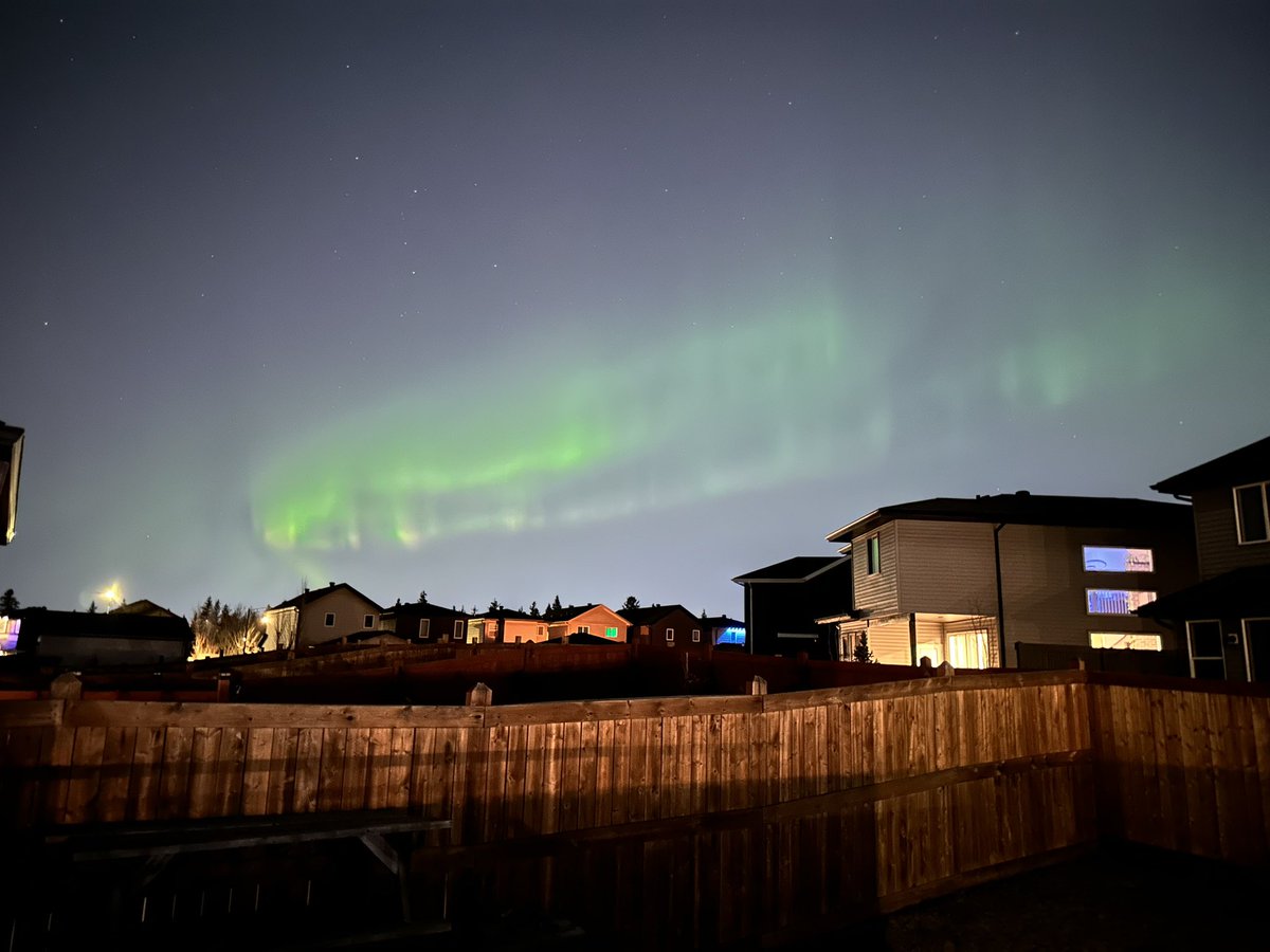 aidanstevens29's tweet photo. The move to Edmonton was worth it for this alone #aurora #abwx https://t.co/x3CA9ONwjg