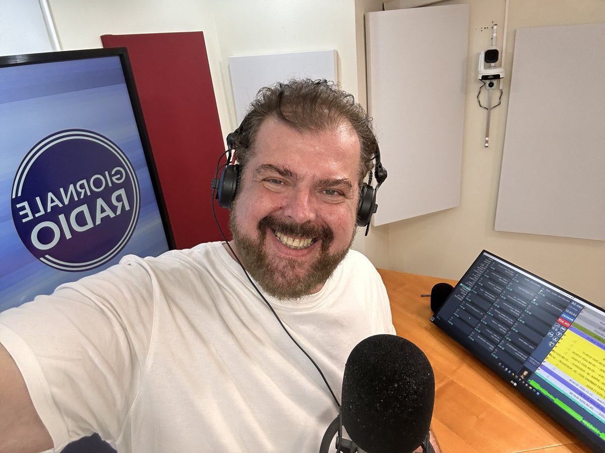 🎙️La radio è il mio sorriso.
Ogni volta che accendo il microfono, sento l’energia che solo la voce sa dare.
Grazie a chi ci ascolta, a chi ci scrive, a chi ci critica e a chi ci ama.
Questo viaggio è anche vostro.

#GiornaleRadio #OnAir #PassioneVera #LuigiCrespi #spindoctor