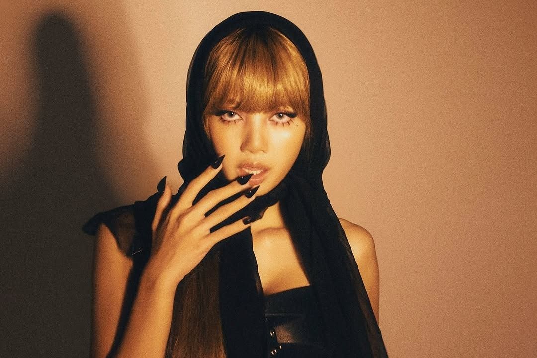 OneilyMusic's tweet photo. LISA’s ‘Alter Ego’ rises to #109 (+46) on the Worldwide iTunes Album Chart. https://t.co/wSVZWUmZcu