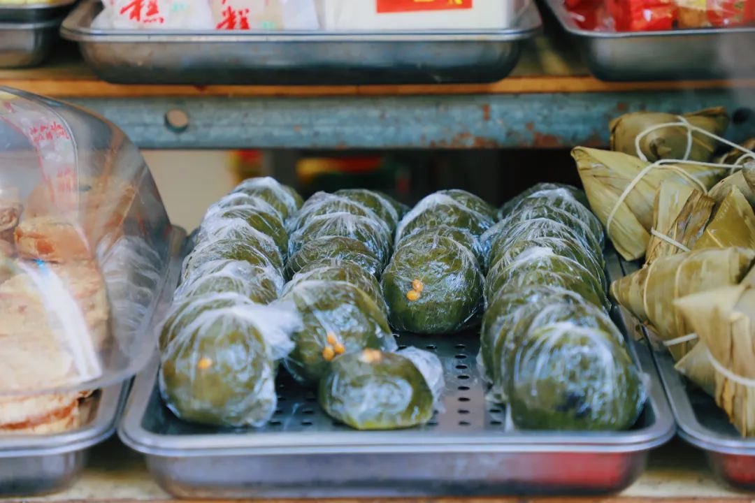 iQuanzhou's tweet photo. Bite into a Quanzhou Qingtuan—it’s like tasting spring itself. 🌿🌸💚 #SpringBites #QuanzhouFlavors https://t.co/xNH6cDQy9r