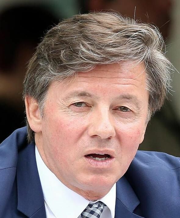 Éric Brion, le premier homme visé par #balancetonporc, décoré de l’Ordre national du Mérite

➡️ l.leparisien.fr/BW0F
