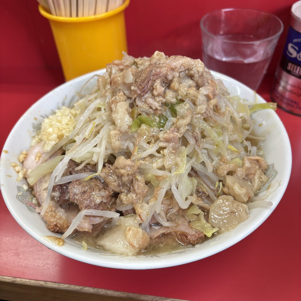 今日は父とラーメン二郎三田本店さんに訪問しました！！！ラーメンどんぶり展に行ってお腹を空かせてからの本店。美味すぎる。美味い不味いとかではなくこれが原点にして頂点だと実感させられました。またきます！！

#ラーメン二郎三田本店 
#二郎