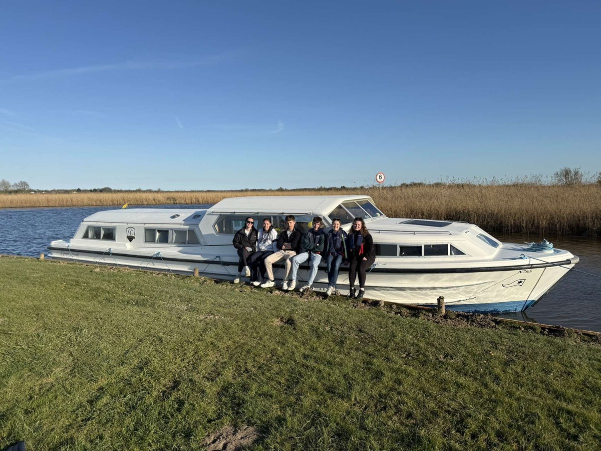 URNU EM joined the Eastern Region for a week of marinisation on the Norfolk Broads.

The team took on a variety of Practical Leadership Tasks and water based activities. 🛶

BZ to all involved.