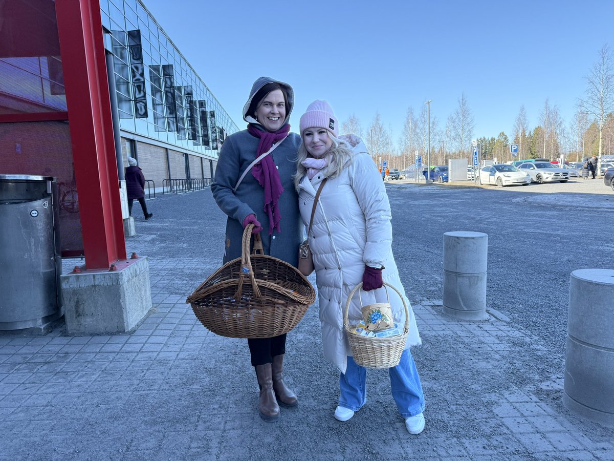 nordicteija's tweet image. Suomi on upea maa kun täällä ministeritkin voivat jalkautua kuntavaalityöhön. Oli mukavaa kohdata @marileenat makkaranpaistossa. Me kyllä keskityttiin yllätysten jakamiseen. Olemme molemmat kuntavaaliehdokkaana Oulussa. #oulu #kuntavaalit2025 #kokoomus