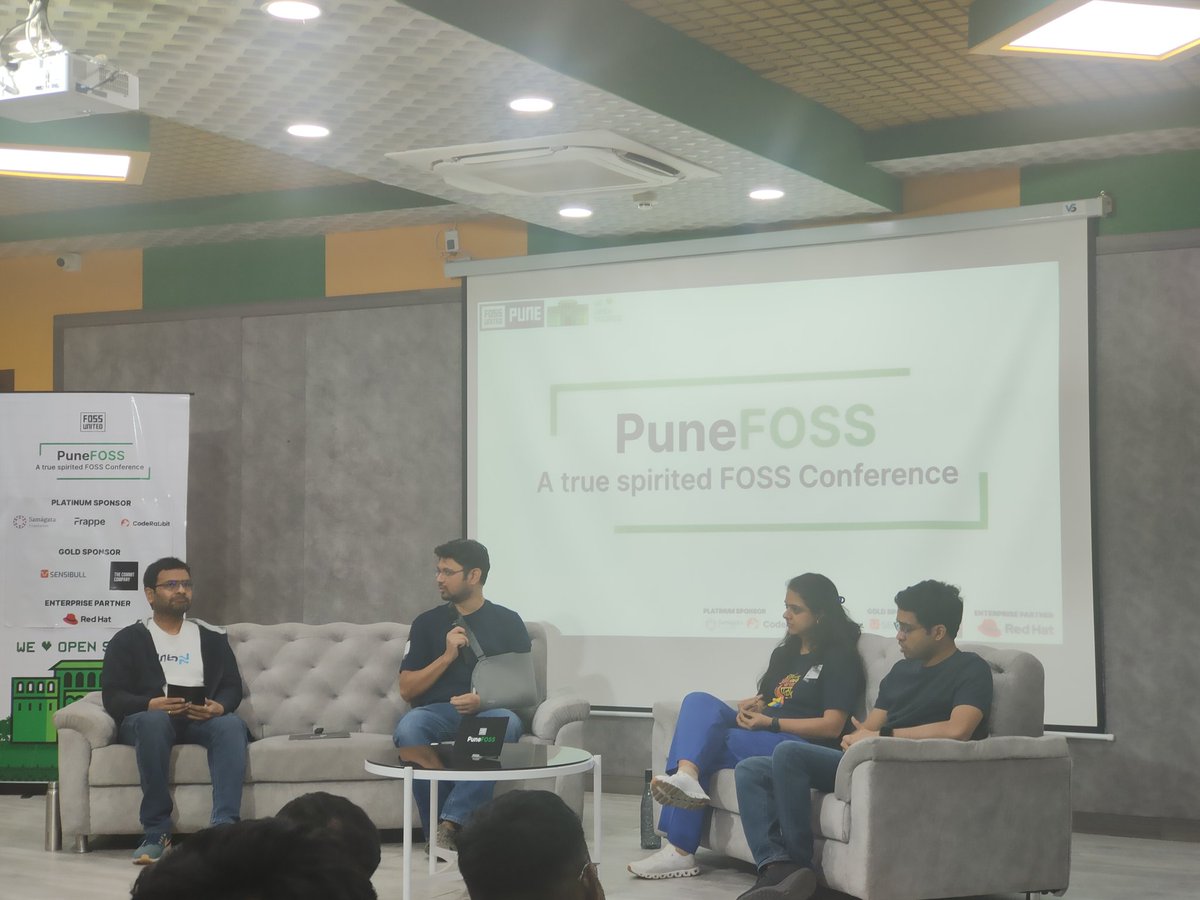 _akshay_b's tweet photo. Is it Buzz or not? Getting explored @FOSSUnited #punefoss https://t.co/nMPCQUZT95