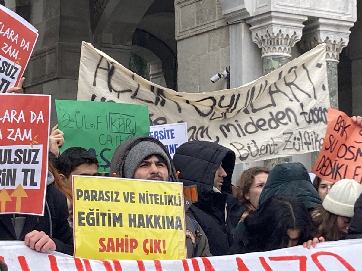 Cerrahpaşa'dan sıra arkadaşımız Ulaş, faşizmin göz diktiği demokrasiye sokakta sahip çıktığı için sabah operasyonla yakalandı ve 9 gündür tutsak.

Bu hukuksuz alıkoyma arkadaşımızı eğitim hayatindan da magdur ediyor.

Ulaş'ı ve 300 öğrenciyi sert serbest bırakın!!