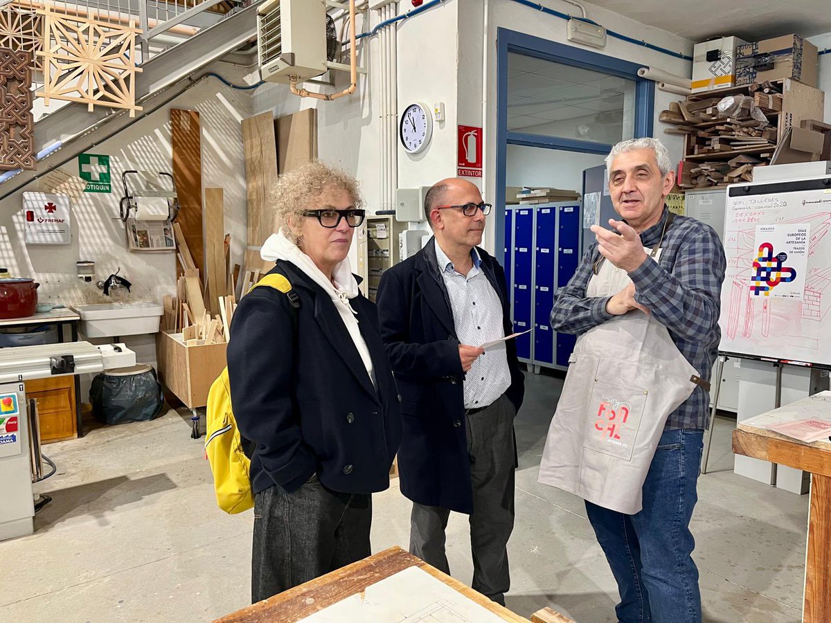 PSOE_AytoVLL's tweet photo. Los concejales @velezpsoe y @RRViosca han vasistido en #CEARCAL en #Valadolid a su jornada de puertas abiertas con motivo de los #DíasEuropeosDeLaArtesanía para mostrar la formación, innovación y preservación de los oficios y han recorrido la nueva exposición de @albertosobrino https://t.co/hkiQ31agPU