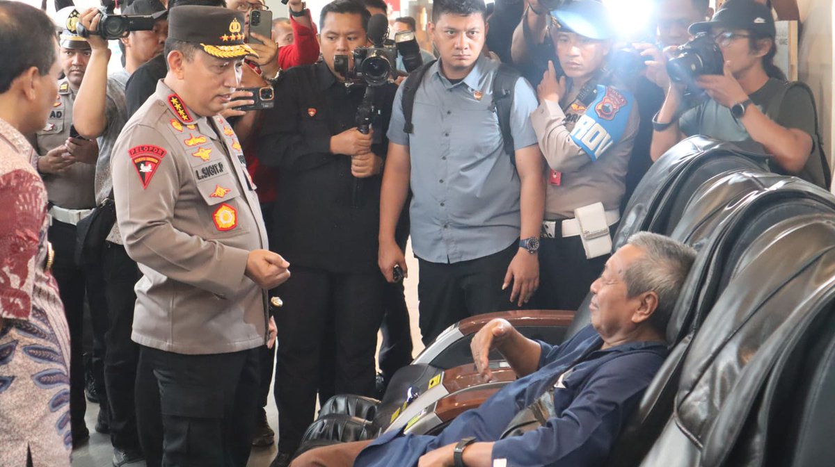 DariPolisi's tweet photo. Meninjau keamanan di pasar Senen

Dalam rangka memastikan kelancaran dan keamanan arus mudik Lebaran 2025, Gubernur Jawa Tengah bersama Kepala Kepolisian Republik Indonesia (Kapolri) melakukan peninjauan langsung ke Stasiun Pasar Senen, Jakarta.
#polisiuntukmasyarakat #polisibaik https://t.co/TQEL8C4e4L