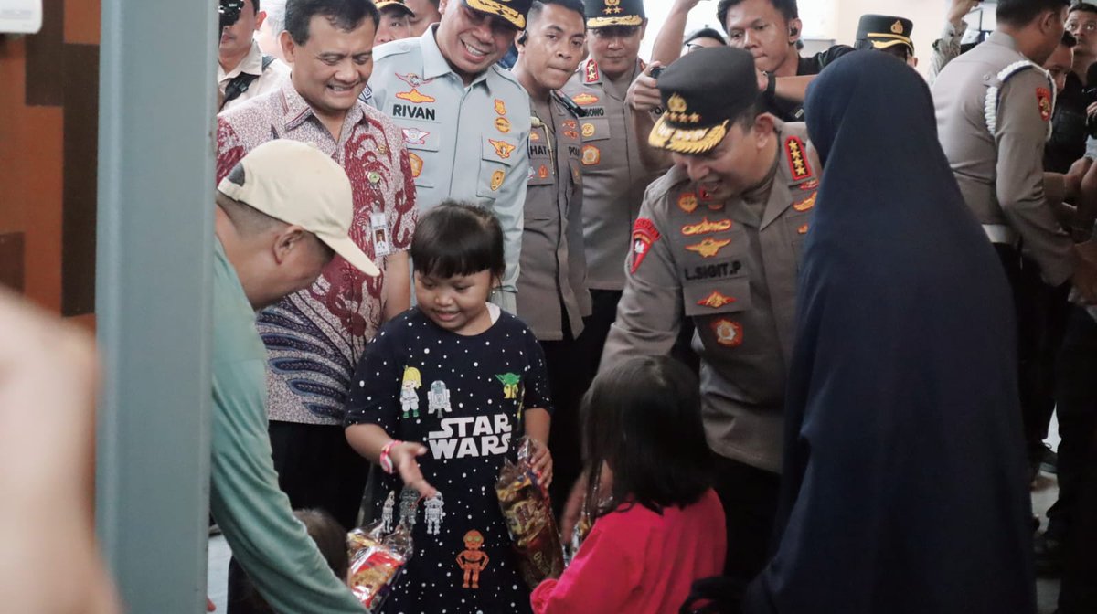 DariPolisi's tweet photo. Meninjau keamanan di pasar Senen

Dalam rangka memastikan kelancaran dan keamanan arus mudik Lebaran 2025, Gubernur Jawa Tengah bersama Kepala Kepolisian Republik Indonesia (Kapolri) melakukan peninjauan langsung ke Stasiun Pasar Senen, Jakarta.
#polisiuntukmasyarakat #polisibaik https://t.co/TQEL8C4e4L
