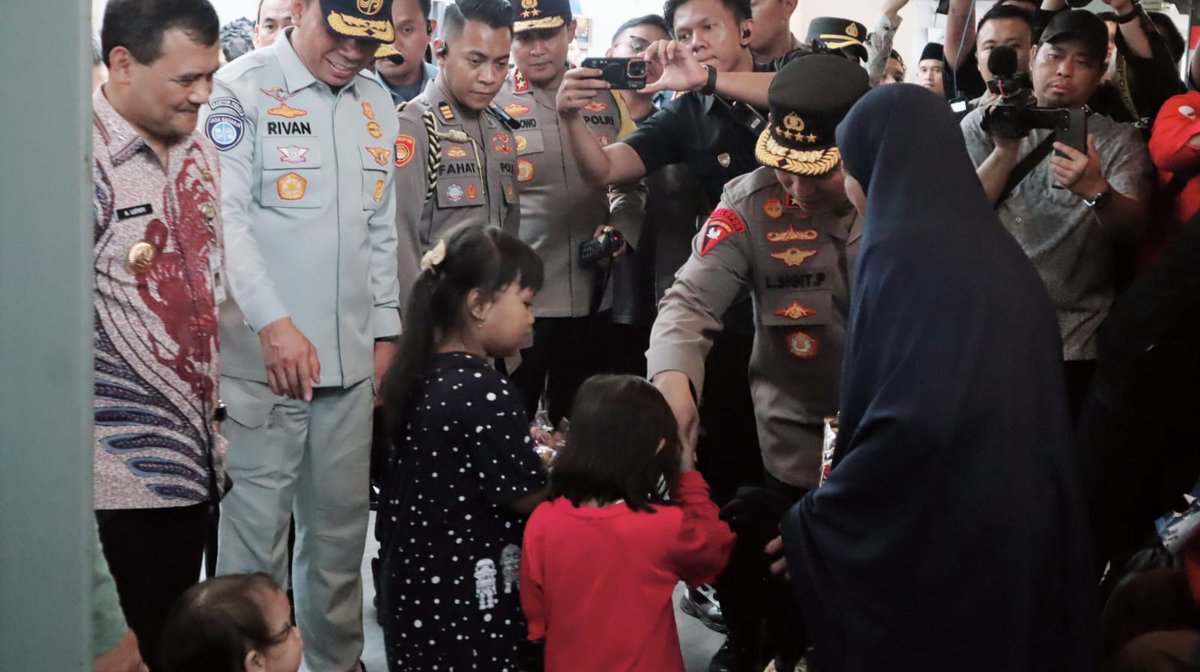 DariPolisi's tweet photo. Meninjau keamanan di pasar Senen

Dalam rangka memastikan kelancaran dan keamanan arus mudik Lebaran 2025, Gubernur Jawa Tengah bersama Kepala Kepolisian Republik Indonesia (Kapolri) melakukan peninjauan langsung ke Stasiun Pasar Senen, Jakarta.
#polisiuntukmasyarakat #polisibaik https://t.co/TQEL8C4e4L